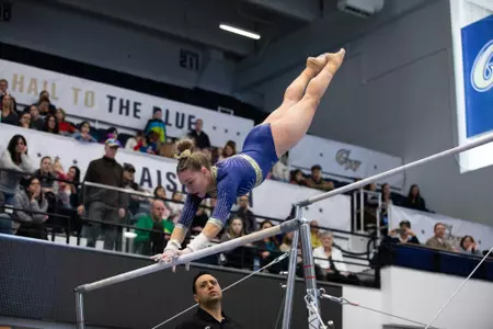 Simone Banen competes on bars.