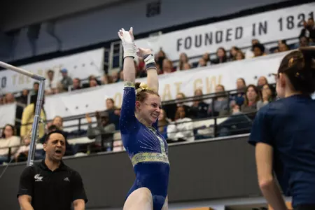 Olivia Zona finishes bar routine