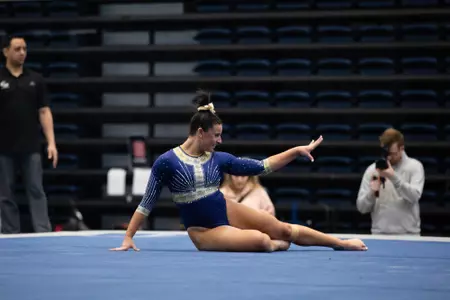 Cydney crasa competes on floor.