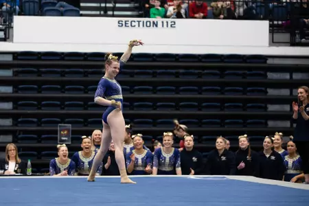 Anna Warhol competes on floor.