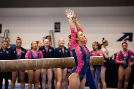Simone Banen competes on beam.