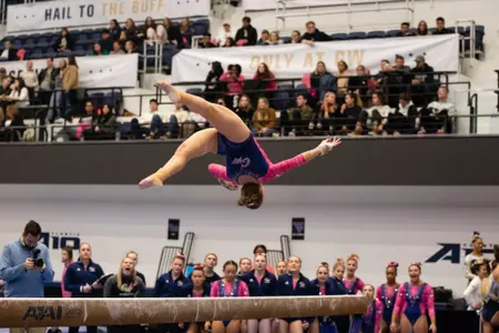 Simone Banen competes on balance beam.