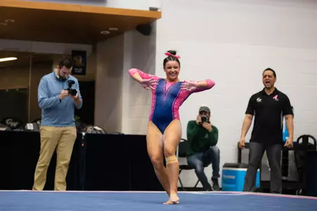 Cydney crasa competes on floor.