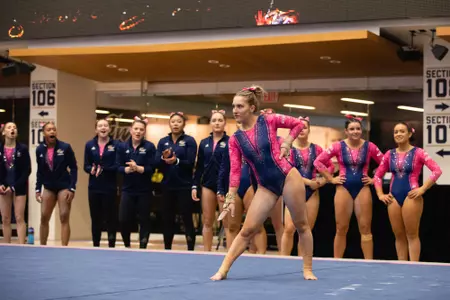 Simone Banen competes on floor.