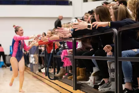 Simone Banen gets support from the crowd.