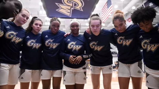 Inside the 2021-22 Women's Basketball huddle