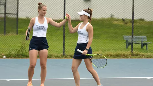 Stella Wiesemann and Sarah Bodewes high five after match