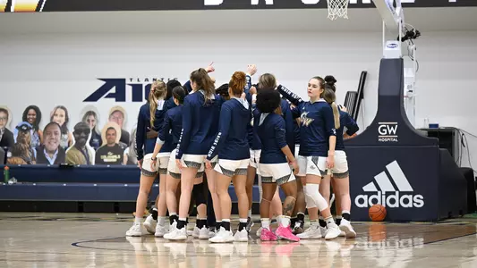 Women's Basketball huddles up before game against Davidson