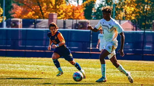 Elias Norris dribbling past a La Salle defender