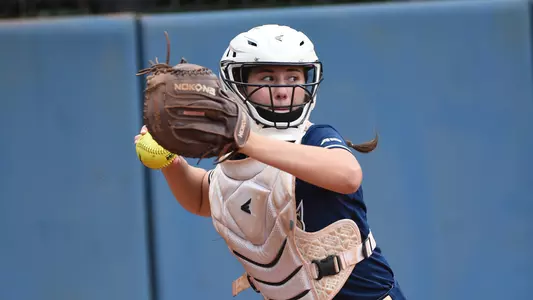 Valentina Perrone throws to second.