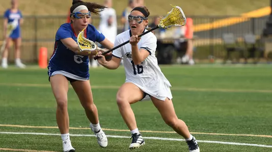 Emily Mowbray cradles the ball past an American defender