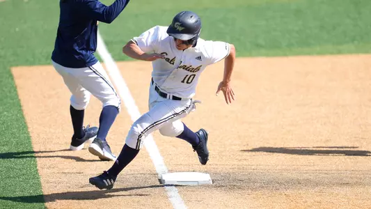 Steve DiTomaso rounds third base