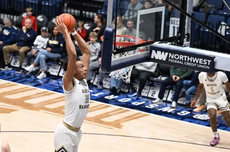 Rafael Castro slams it home