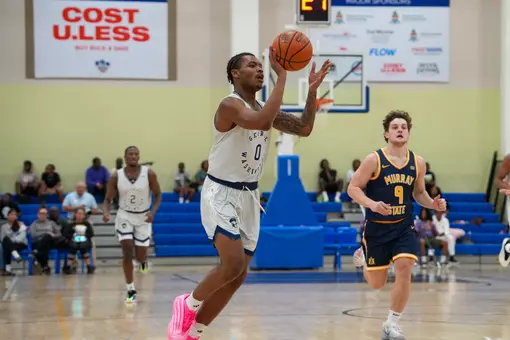Trey Autry throws a lob pass against Murray State