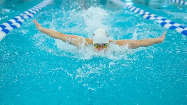 Moriah Freitas swimming at the 2025 A-10 Championships