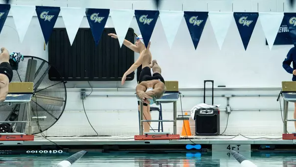 Men's swimming & diving jumps into pool at Smith