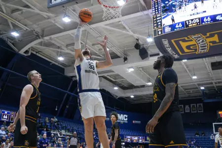 Luke Hunger lays in a layup at La Salle