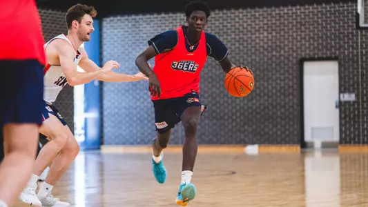 Deng Manyang dribbles the ball up the court