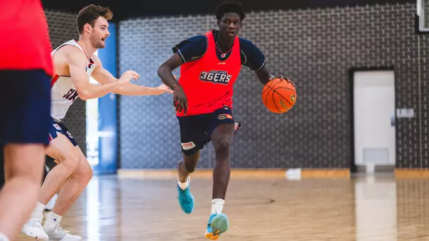 Deng Manyang dribbles the ball up the court