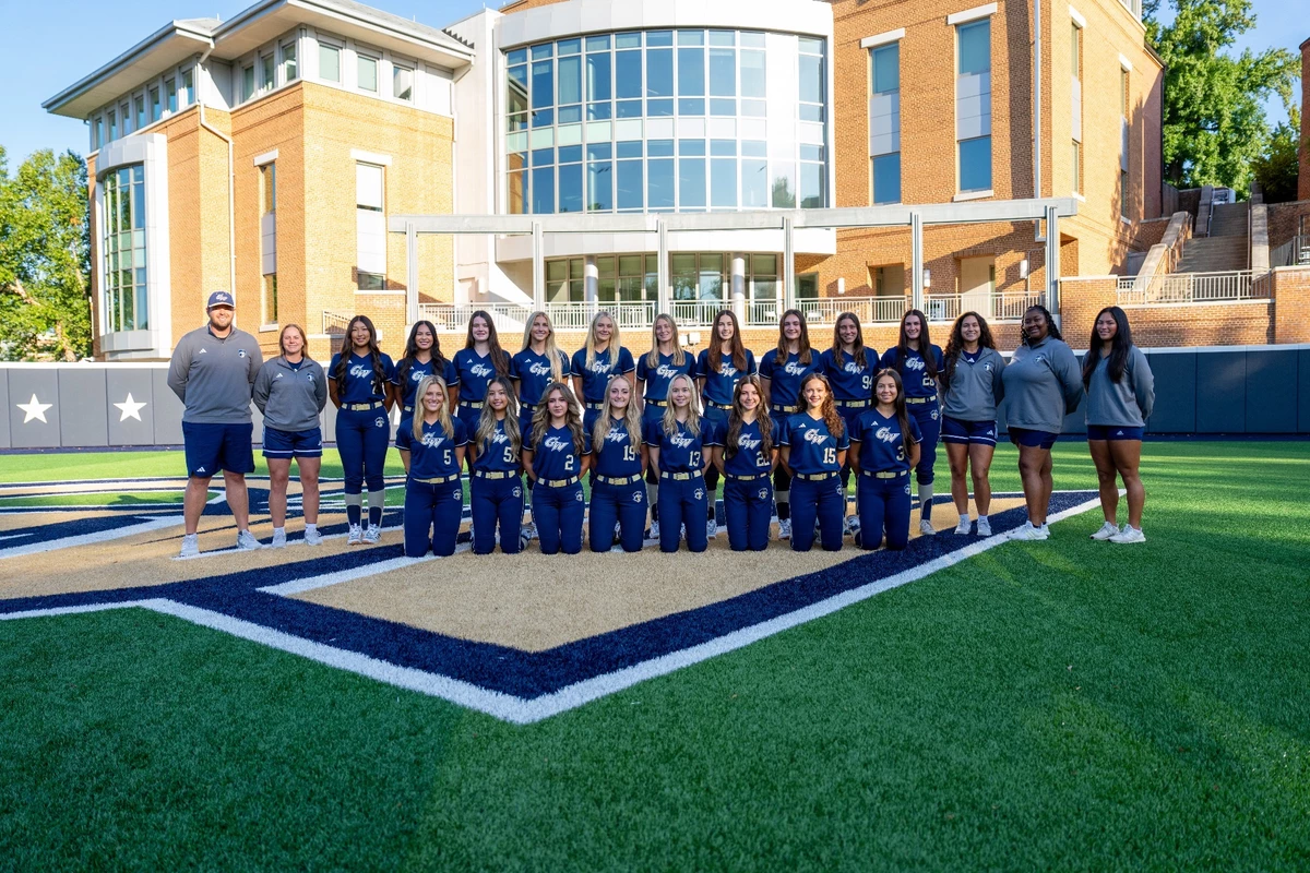 2027 Softball Team Photo