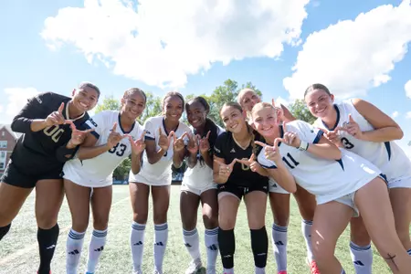 Women's Soccer Celebrates Win Over Colgate