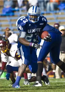 HORNETS TURN PIRATE MISCUES INTO TOUCHDOWNS IN 21-6 WIN Image