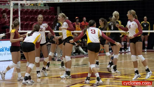 Volleyball Hosts High School Day Against Texas
