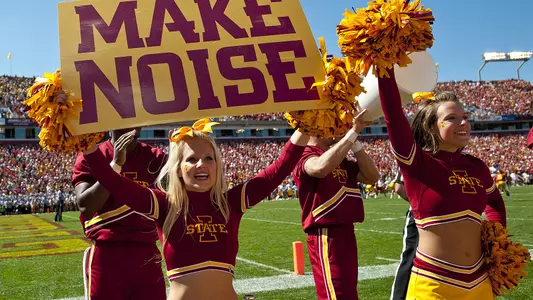 Cheerleaders Host College Cheerleading Prep Clinic