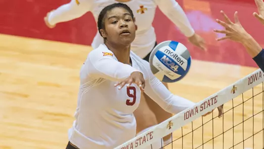 Cyclones Use Size to Sweep Past Milwaukee