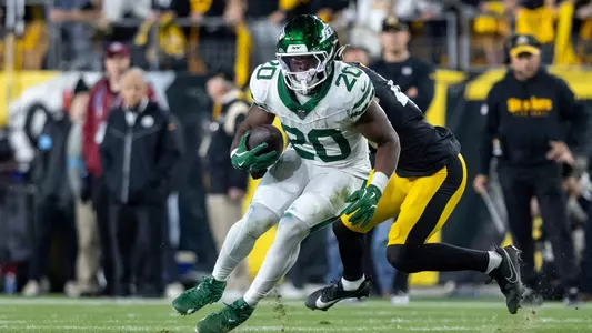 Breece Hall runs against Pittsburgh Steelers in 2024 game.