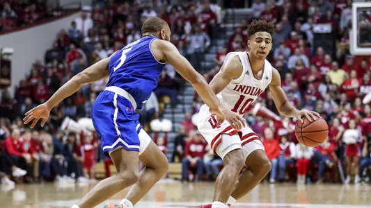 BLOOMINGTON, IN - NOVEMBER 01, 2018 - Guard Robert Phinisee #10 of the Indiana Hoosiers during the game against the University of Texas Arlington Broncos against the Indiana Hoosiers at Simon Skjodt Assembly Hall in Bloomington, IN. Photo By Craig Bisacre/Indiana Athletics