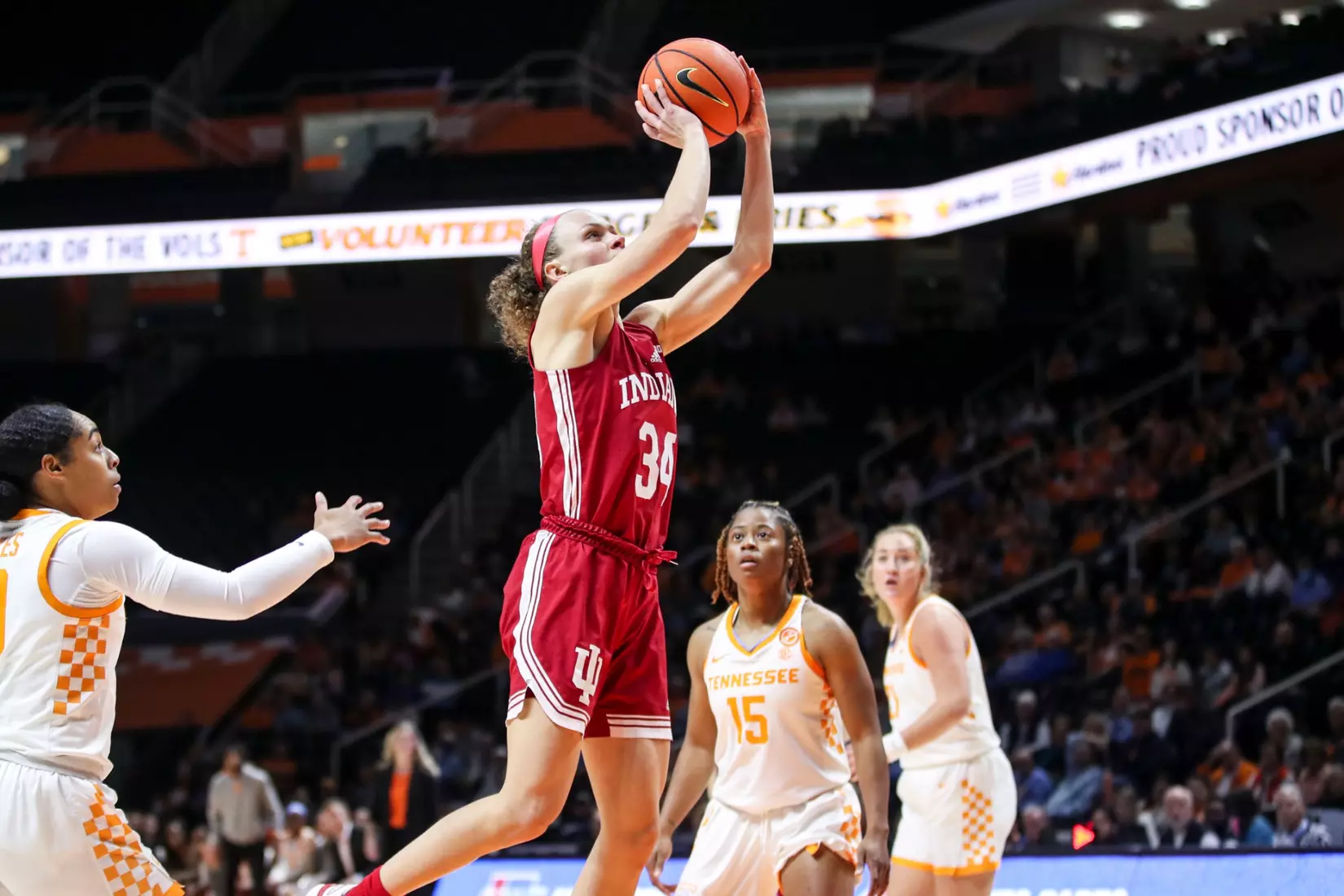 BLOOMINGTON, IN - November 14, 2022 - guard Grace Berger #34 of the Indiana Hoosiers during the game between the Tennessee Lady Vols and the Indiana Hoosiers at Simon Skjodt Assembly Hall in Bloomington, IN. Photo By Gracie Farrall\Indiana Athletics