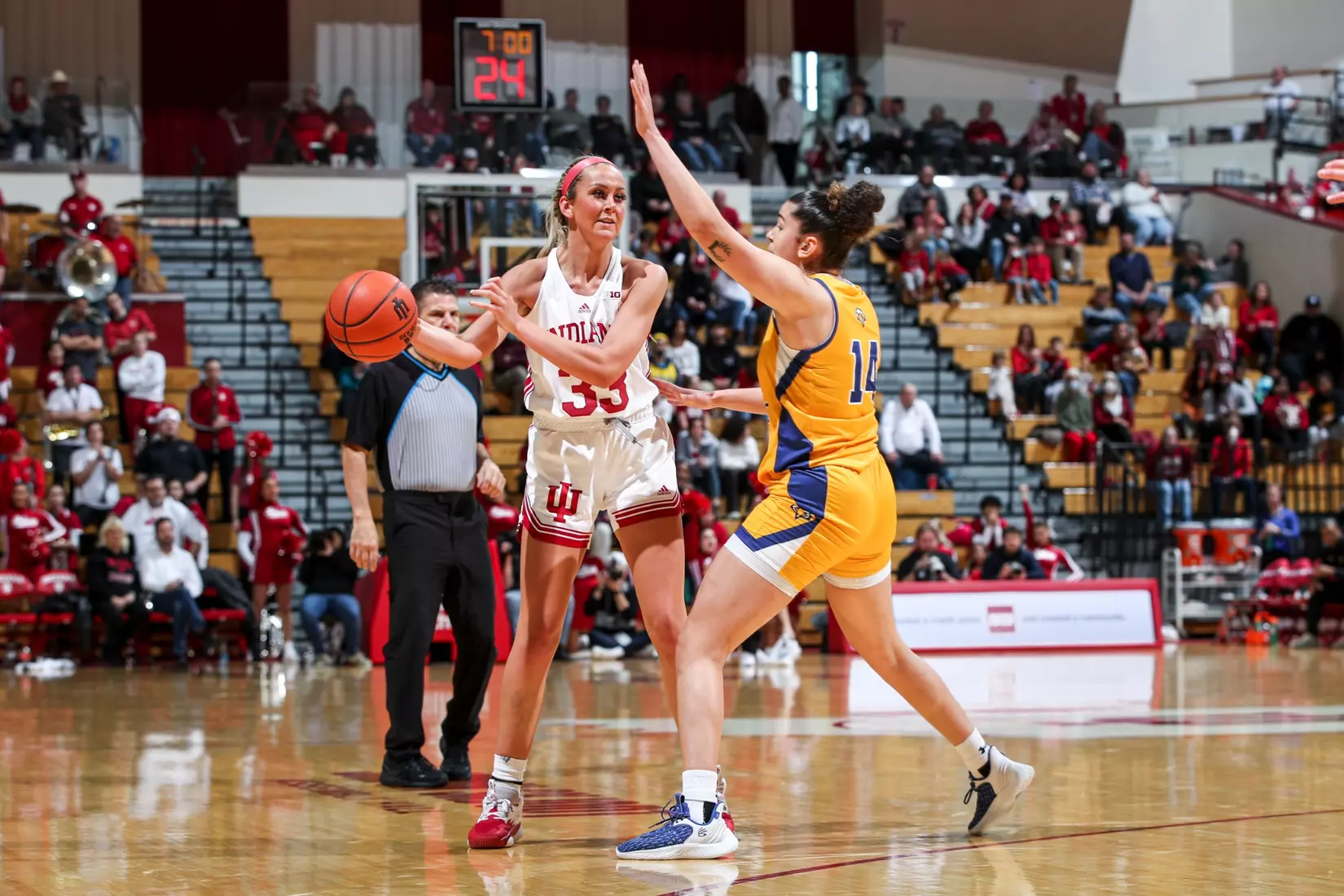 BLOOMINGTON, IN - December 18, 2022 - guard Sydney Parrish #33 of the Indiana Hoosiers during the game between the Morehead State Eagles and the Indiana Hoosiers at Simon Skjodt Assembly Hall in Bloomington, IN. Photo By Andrew Mascharka/Indiana Athletics