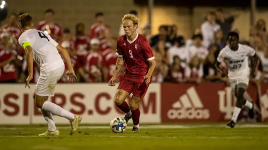 BLOOMINGTON, IN - SEPTEMBER 09, 2022 - midfielder Samuel Sarver #9 of the Indiana Hoosiers during the game against the Akron Zips at Bill Armstrong Stadium in Bloomington, IN. Photo By Xavier Daniels/Indiana Athletics