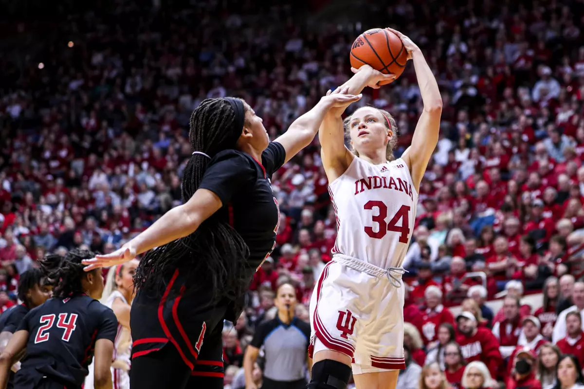 BLOOMINGTON, IN - January 29, 2023 - guard Grace Berger #34 of the Indiana Hoosiers during the game between the Rutgers Scarlet Knights and the Indiana Hoosiers at Simon Skjodt Assembly Hall in Bloomington, IN. Photo By Chris Conaway/Indiana Athletics