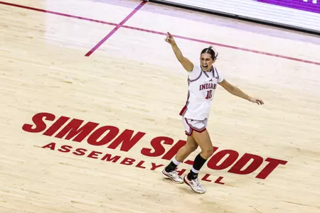 BLOOMINGTON, IN - February 01, 2026 - guard Shay Ciezki #10 of the Indiana Hoosiers during the game between the Northwestern Wildcats and the Indiana Hoosiers at Simon Skjodt Assembly Hall in Bloomington, IN. Photo By Emma Pearce/Indiana Athletics