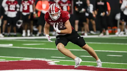 BLOOMINGTON, IN - August 19, 2026 - tight end Parker Elmore #18 of the Indiana Hoosiers during practice at Mellencamp Pavilion in Bloomington, IN. Photo By Dani Meersman/Indiana Athletics