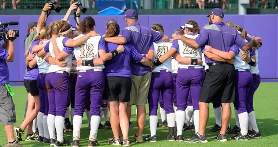 Softball Final Team Huddle vs LSU in Super Regionals