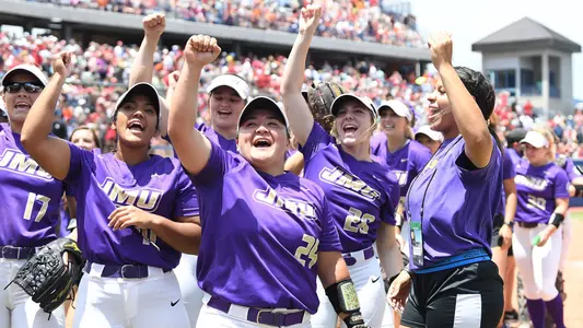 Softball Team WCWS 060321