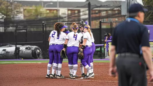 Softball Huddle vs Virginia 042225