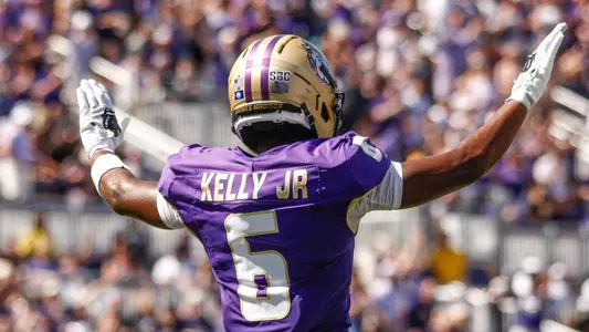 DJ Kelly celebrates after making a defensive stop against Liberty