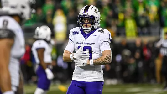 Braeden Wisloski adjusting his gloves on the field versus Oregon.