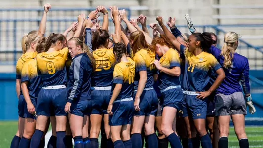 wsoc_action_team_huddle_11