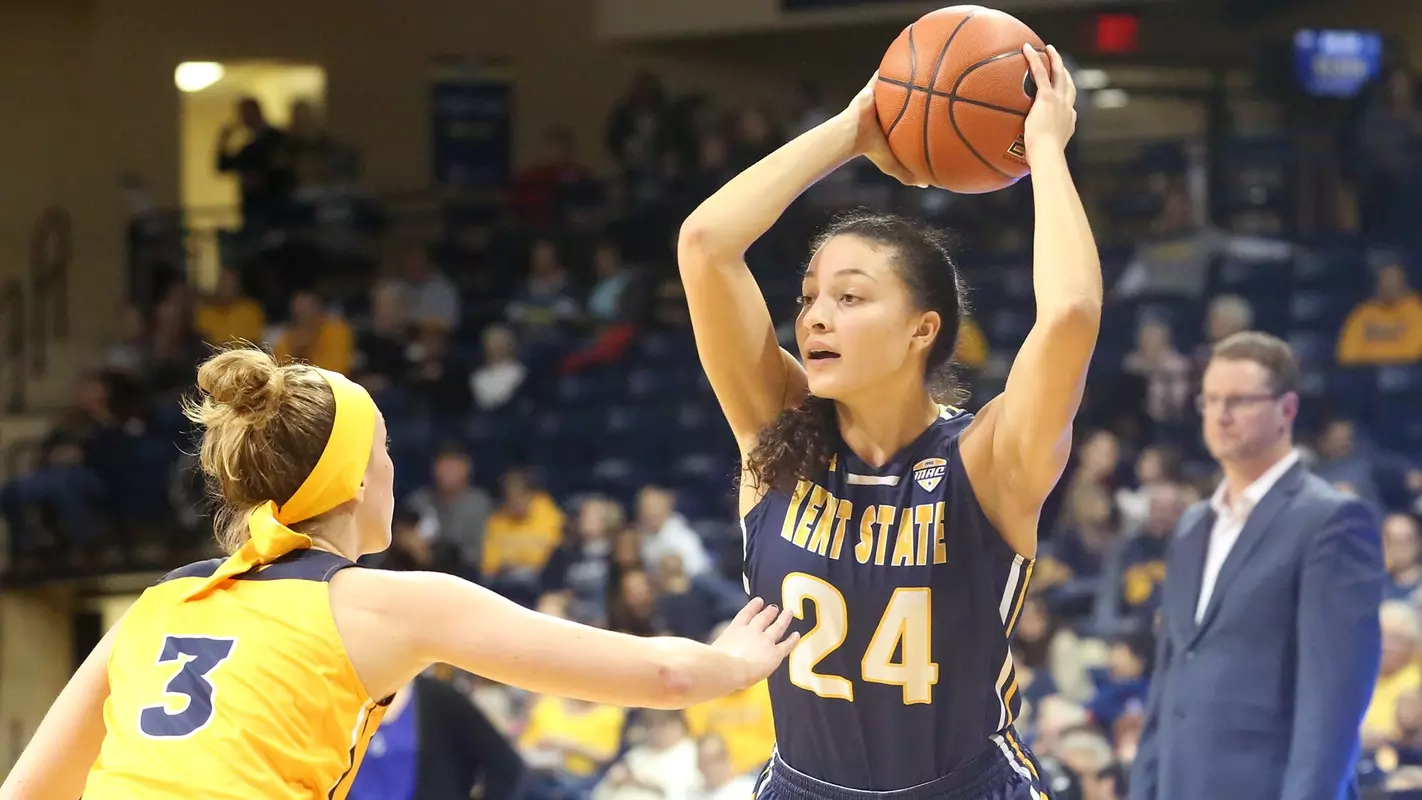 wbb_action_golden_24