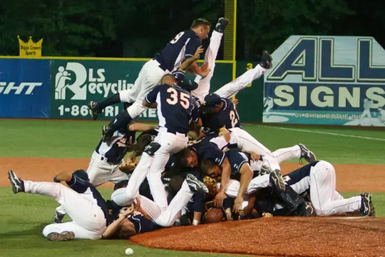 kent state dog piles after winning 2010 mac pennant