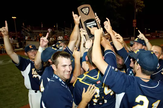 KSU hoists the 2010 mac baseball tournament trophy