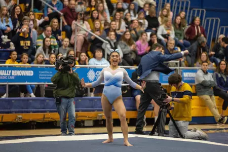 gymnastics_action_2023_guns02