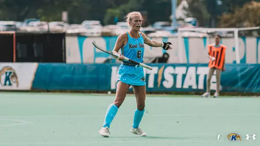 Maybritt Duwel pointing at her backs, telling them to spread out across the field