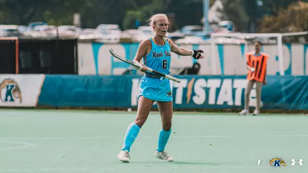 Maybritt Duwel pointing at her backs, telling them to spread out across the field