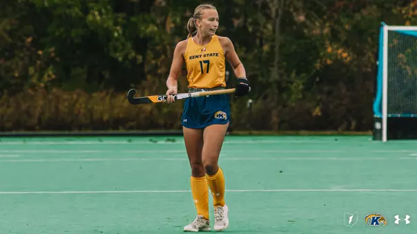 Roos ten pas looking on in a defensive stance